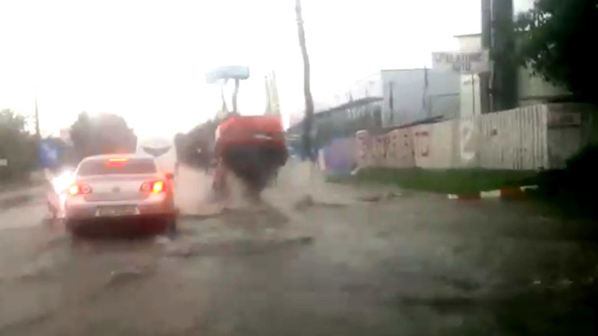 O mașină care circula în Botoșani a fost pur și simplu aruncată în aer. A trecut peste un canal descoperit |VIDEO