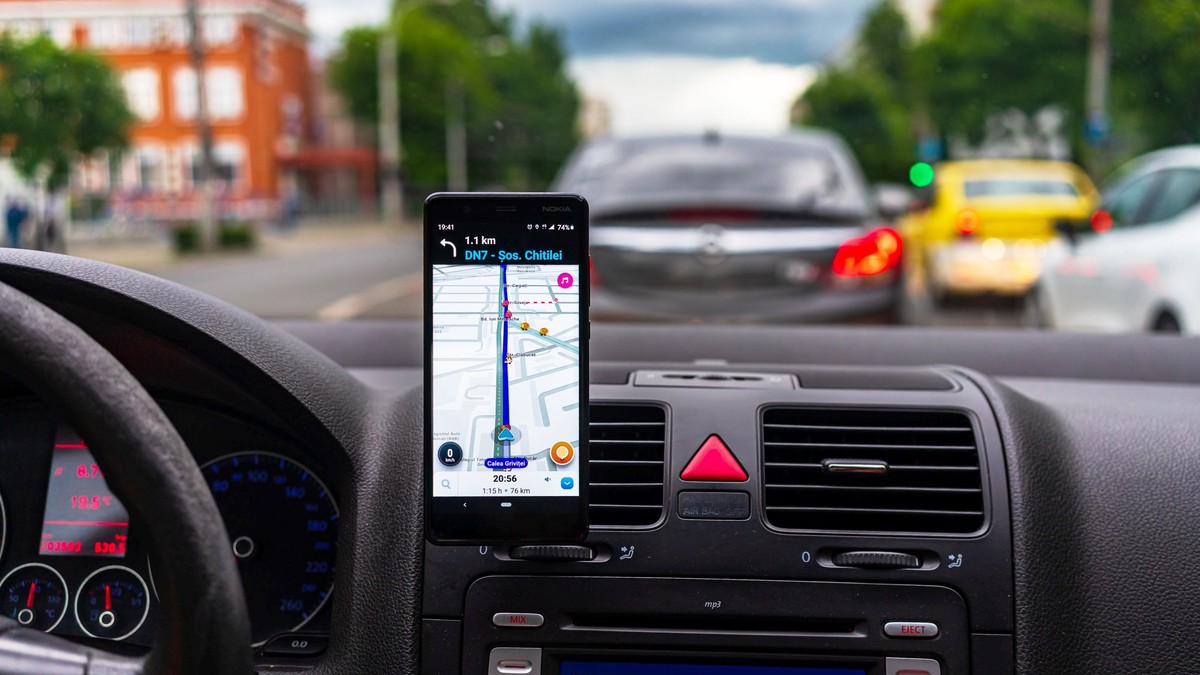 Google Maps vs Waze