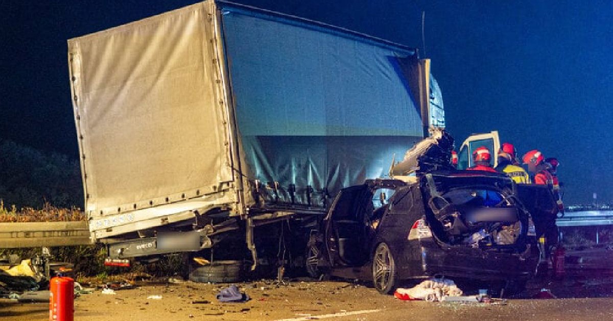 Locul unui accident, mașină izbită de partea laterală a unui camion, bucăți din caroserii împrăștiate pe șosea