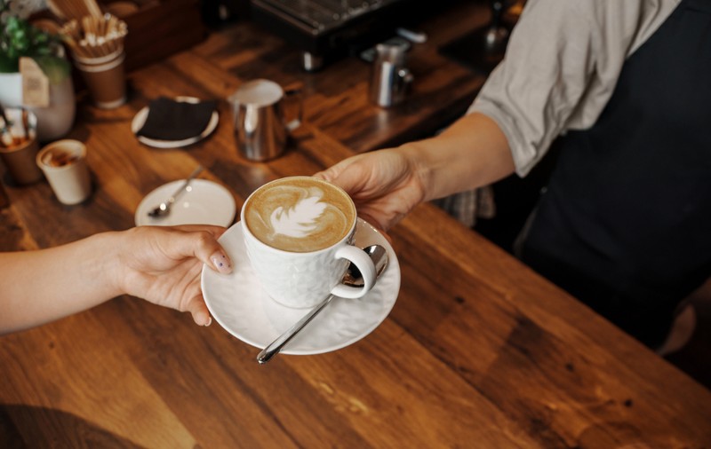 Cafeneaua în care clienții învață limbajul semnelor când comandă un latte: „Cafeaua e doar o scuză, vrem ca oamenii să vorbească”