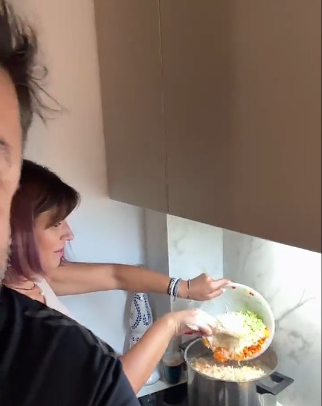Imagini din casa lui Mihai Bobonete de Crăciun. Actorul a arătat bradul din sufragerie și bucătăria, unde gătea șnițele și ciorbă, alături de soție