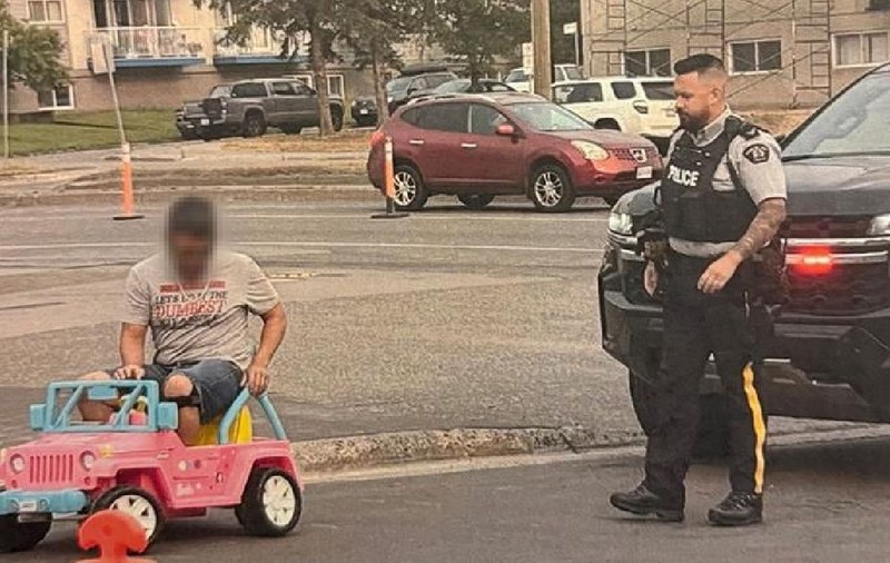 Bărbat beat oprit de poliție în timp ce conducea o mașinuță Barbie prin oraș: „Mă duceam să-mi iau un ceai rece”