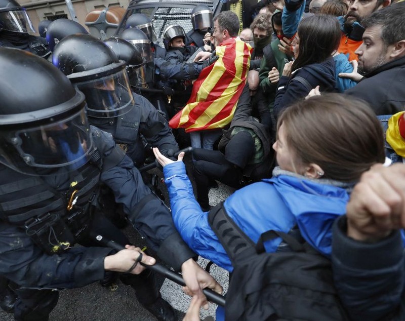 Proteste în Barcelona după arestarea lui Carles Puigdemont. Mii de persoane au ieşit în stradă