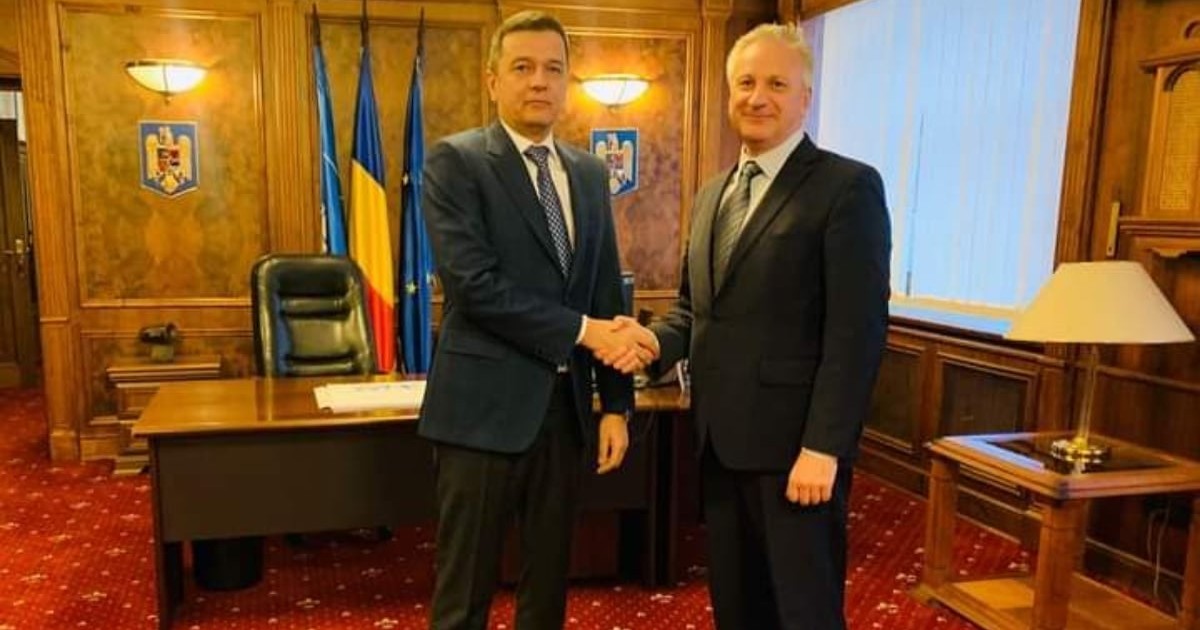 Sorin Grindeanu și Cătălin Urtoi, în timp ce își strâng mână în biroul lui Grindeanu, pe vremea când era prim-ministru