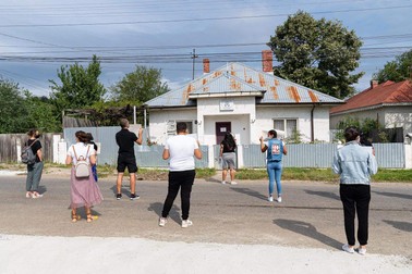 Protestul din fața sediului Poliției din comuna Valea Seacă, județul Bacău. Foto Cătălin Georgescu/DOR