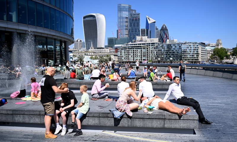 Britanici care se bucură de vremea bună pentru a se relaxa în aer liber, 1 iunie 2021 Foto: EPA-EFE/ANDY RAIN