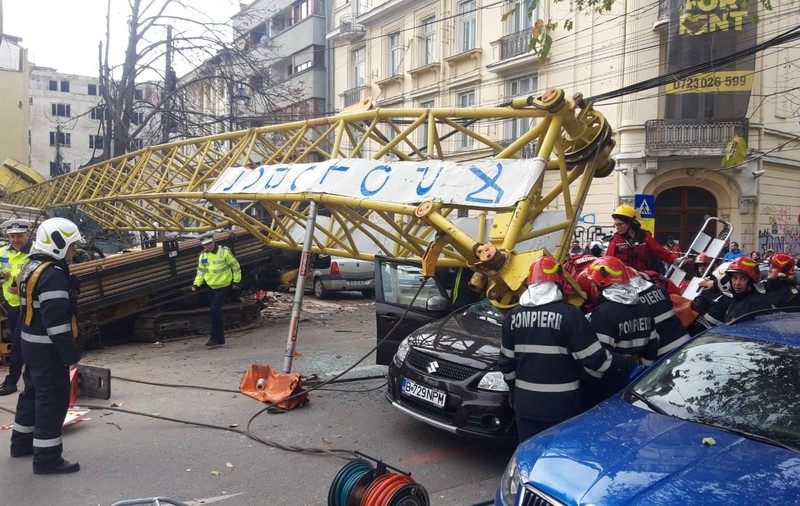 UPDATE | Anchetă în cazul macaralei prăbușite peste o mașină, în centrul Capitalei. Patru persoane au fost rănite, șoferul fiind în stare gravă