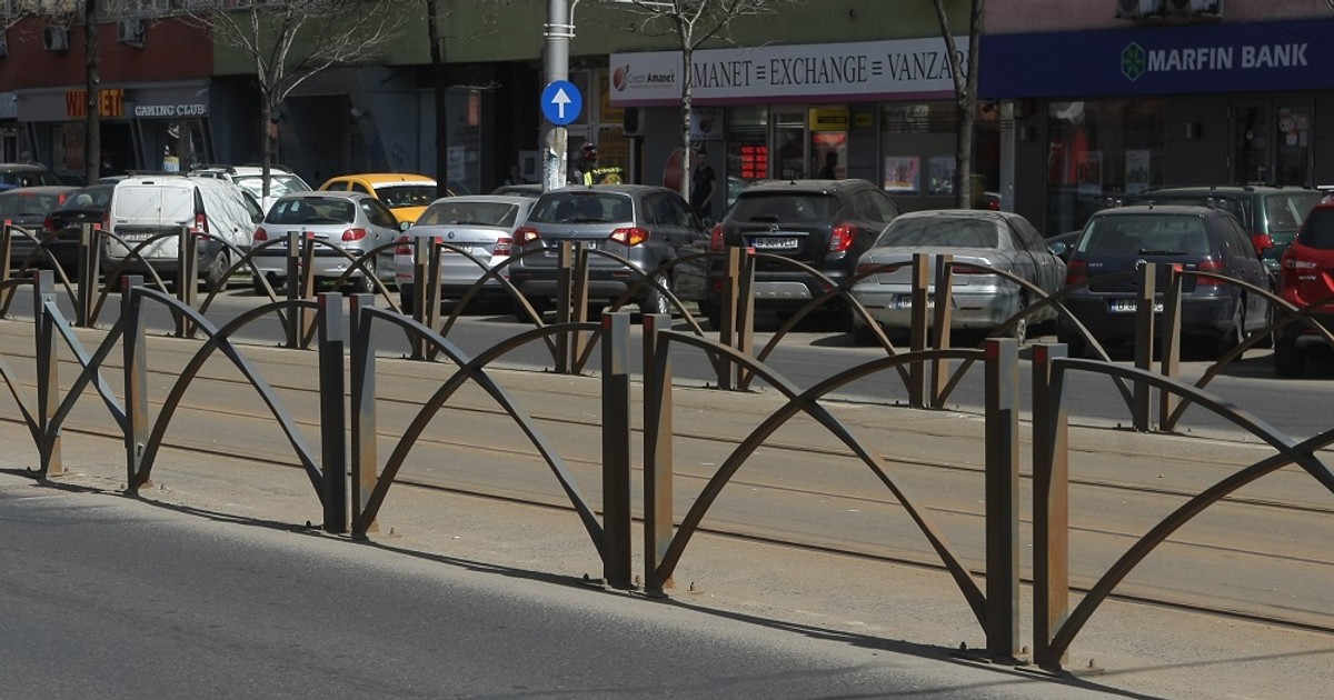 Gardurile metalice montate de-a lungul liniei de tramvai 21 au ruginit