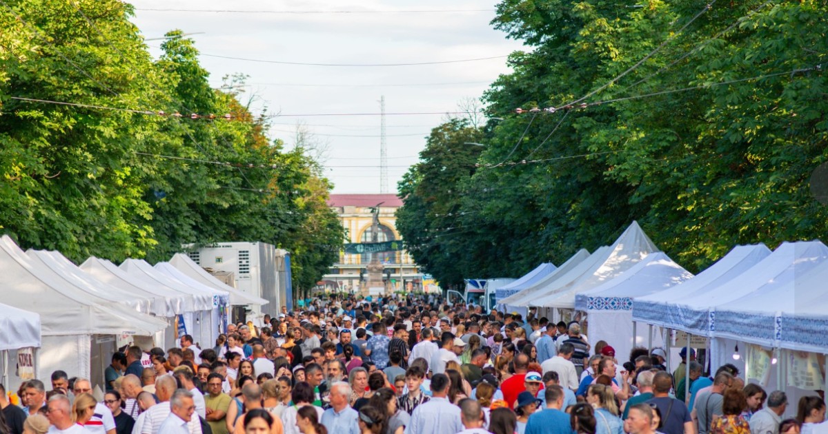 Oameni care se plimbă în timpul evenimentului la Republica de sub Castani