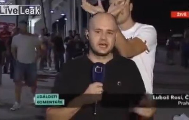 Ce face reporterul ăsta e DE NECREZUT! | VIDEO