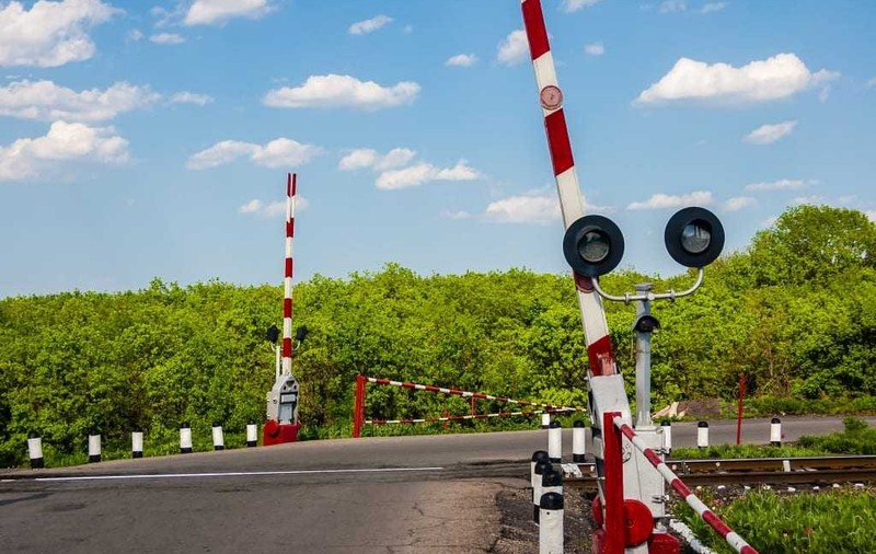O femeie din Arad a rămas blocată cu maşina între barierele de cale ferată. A fost ajutată de doi polițiști, aflați din întâmplare în zonă