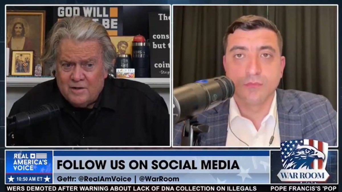 Imagine tip colag, interviu Steve Bannon, îmbrăcat în negru, in stanga, si George Simion, intrun sacou gri si o câmasă albă, in dreapta.