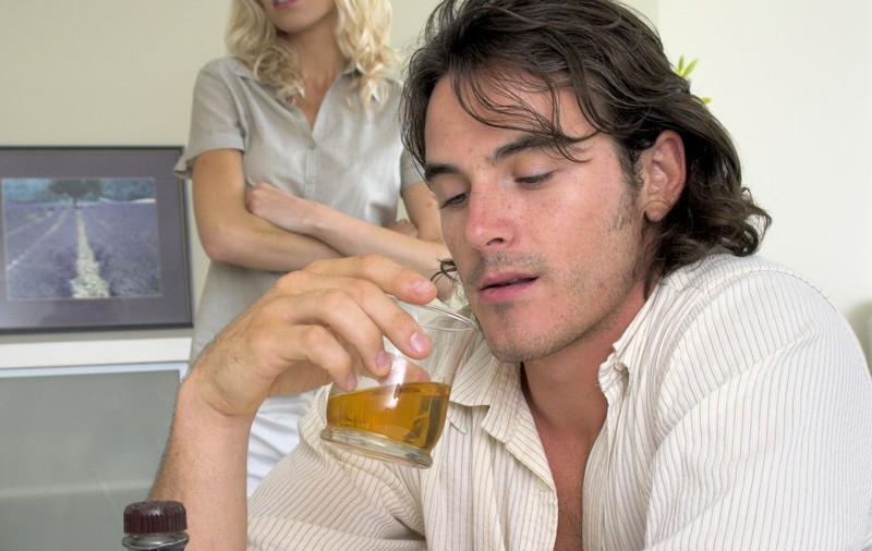 UIMITOR! Ce se ÎNTÂMPLĂ dacă bei un pahar de ALCOOL ZILNIC