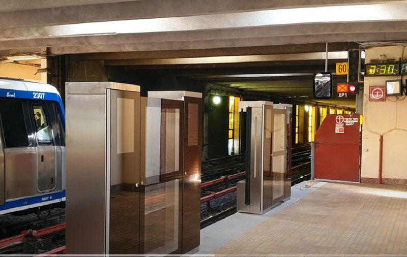 Metrorex instalează panouri de protecție pentru călători. Primele stații care vor avea panouri de sticlă și uși automate