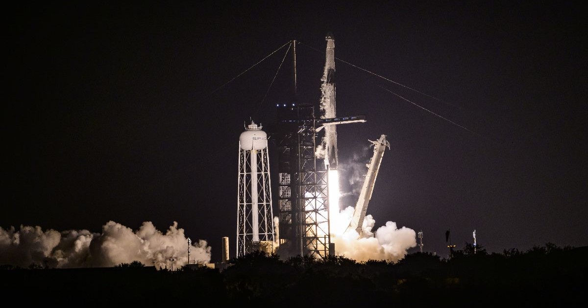 O rachetă SpaceX Falcon 9 decolează spre orbită pe timp de noapte.