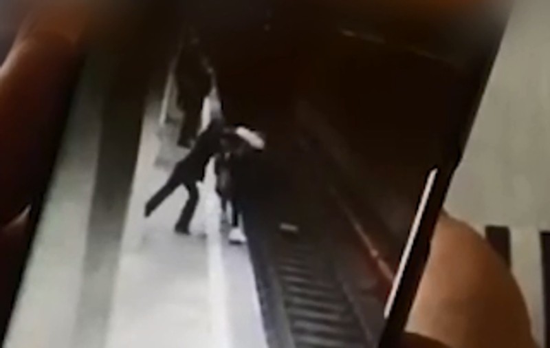 Sportul a salvat-o pe Alexandra Anne Mary Costache, prima fată împinsă la metrou. ”S-a eschivat cu mișcări specifice de handbal”/ VIDEO
