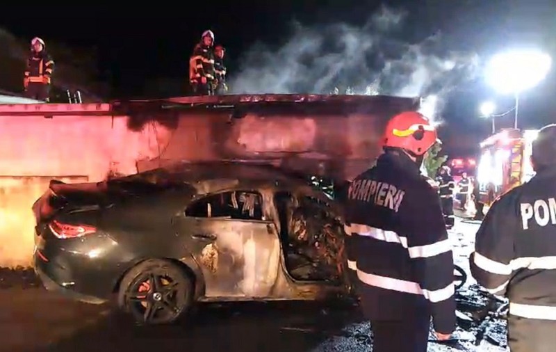 Mercedesul de lux al unui șofer de 18 ani a ars, în Chiajna, după ce s-a izbit de un gard de beton: „Se văd flăcările de pe Lacul Morii!”. VIDEO