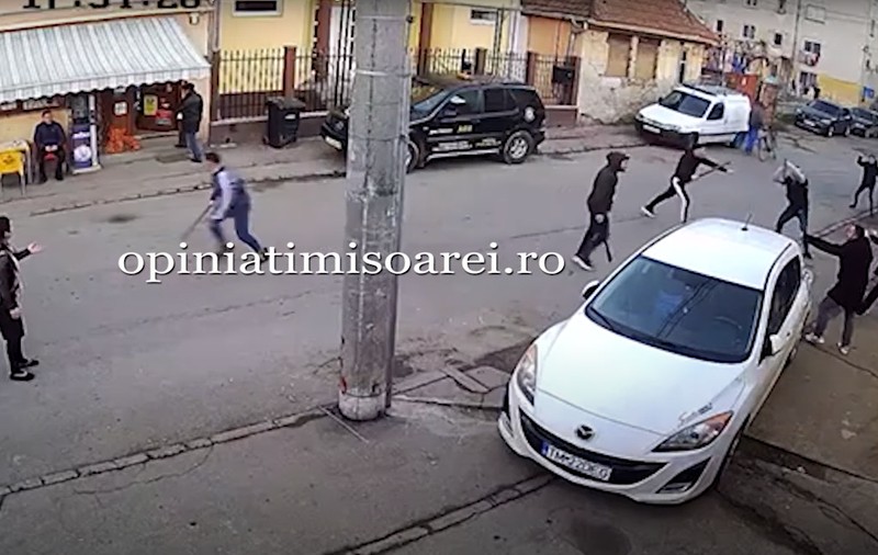 Bătaie cu bâte și topoare pe o stradă din Lugoj, între două familii. Trecătorii au fugit speriați