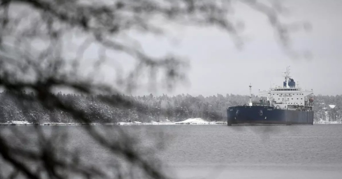 Petrolierul Eagle S, ancorat lângă portul Kilpilahti, în Golful Finlandei, după ce a avariat cabluri submarine în timp ce transporta ilegal petrol pentru Rusia