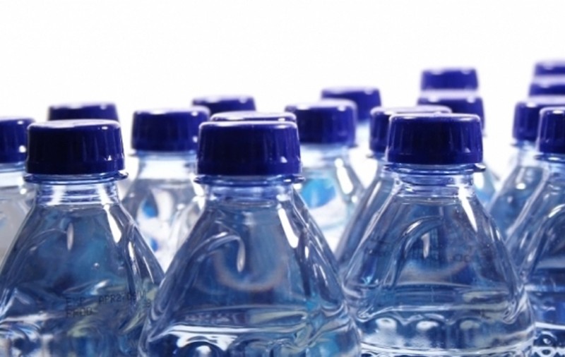 EXCLUSIV / Apă plată cu bacterii. Otrava de pe rafturile magazinelor: 68% din apa vândută colcăie de bacterii