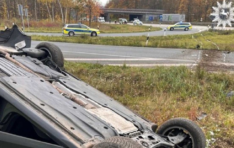 O șoferiță a gonit cu 200 km/h urmărită de poliție și cursa s-a terminat într-un șanț, pe marginea unei autostrăzi din Germania
