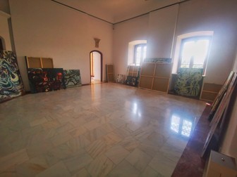 Operele de artă au fost strânse rapid, după ce conducerea a hotărât închiderea imediată a expoziției.