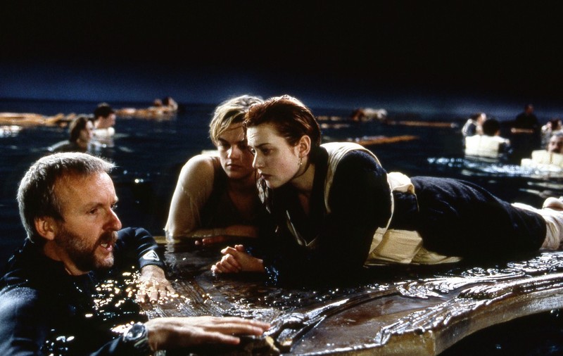Regizorul filmului „Titanic” a comandat un studiu științific care să arate dacă Jake avea loc lângă Rose pe ușa plutitoare