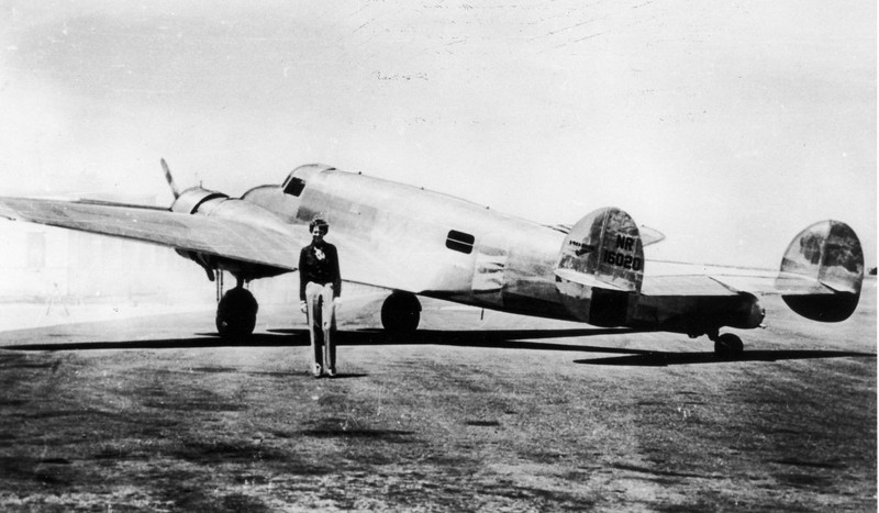 Amelia Earhart în fața avionului Lockheed Electra 10-E cu care a încercat să facă primul zbor în jurul Pământului, 1937. Sursă foto: Getty Images