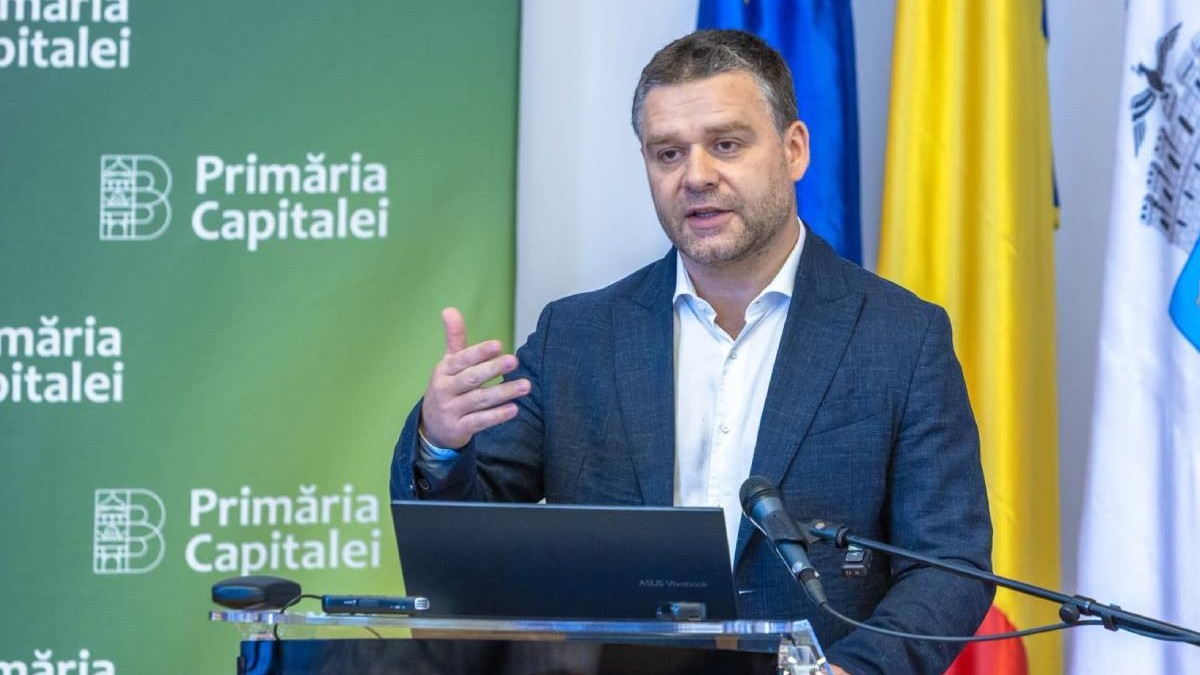 Ciprian Ciucu, primarul Capitalei, vorbeste la microfon, cu mana dreapta gesticuleaza