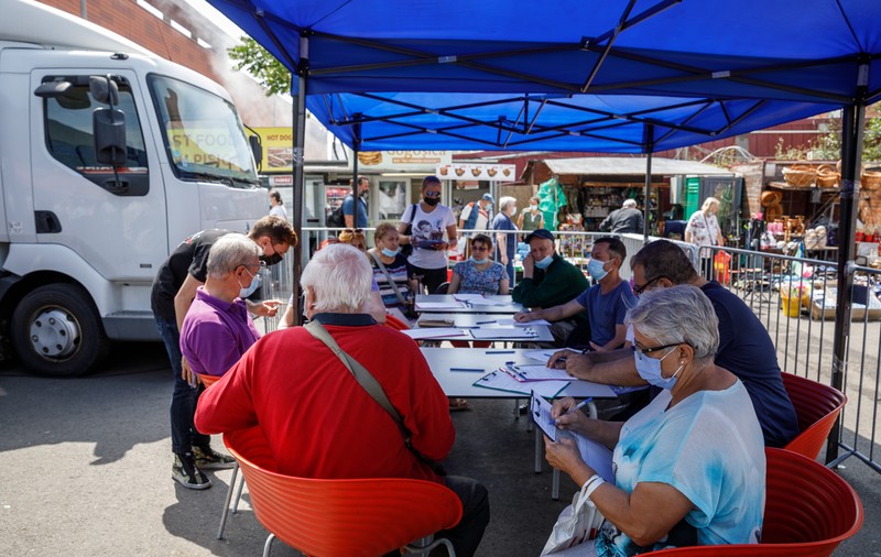 Vaccinare + mici, ofertă prelungită în Piața Obor. Vineri se deschide acolo un centru de imunizare permanent
