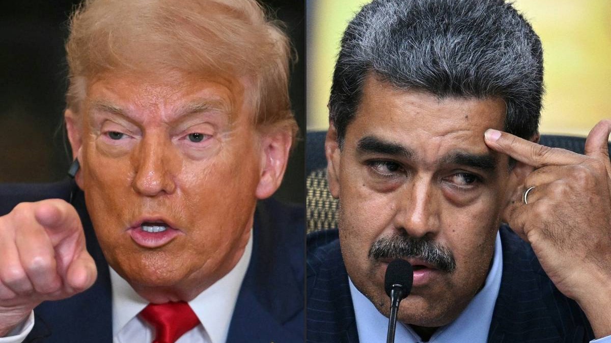 Colaj cu președintele SUA, Donald Trump nervos, aratand cu degetul in fata, si președintele Venezuelei, Nicolas Maduro, in fata unui microfon, cu mana sctanga si degetul aratator la tampla