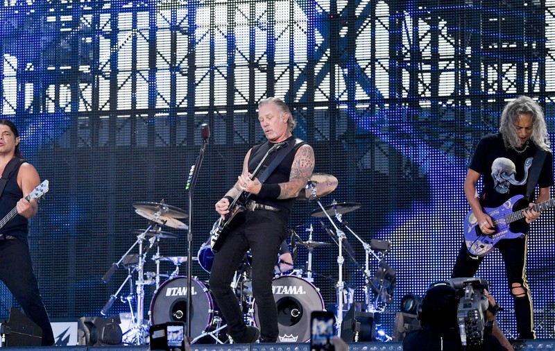 Metallica a cântat Iris, acum Iris cântă Metallica! Rockerii le întorc favoarea starurilor americane interpretând “Enter Sandman” în concertele viitoare