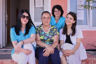 Dr. Lăcătuş şi echipa ei, pe treptele dispensarului din Augustin