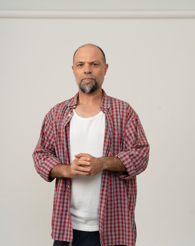 Actorul de la PRO TV care „se luptă” cu fetele de la machiaj înainte de fiecare filmare: „Am nevoie de asta”