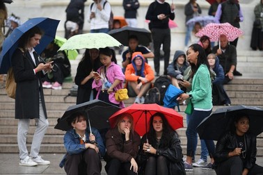 Britanicii așteaptă cu inima strânsă vești despre regina lor | Foto: EPA