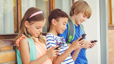 copii telefon in mana