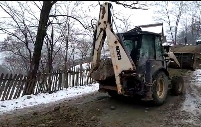 UPDATE. O alunecare de teren a izolat peste 1.500 de oameni din comuna Lopătari. Soluția găsită de autorități / VIDEO