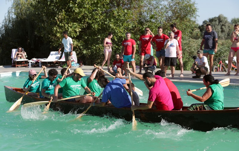 VIDEO/ Ivan Patzaichin a organizat un concurs de vâslit în piscină!
