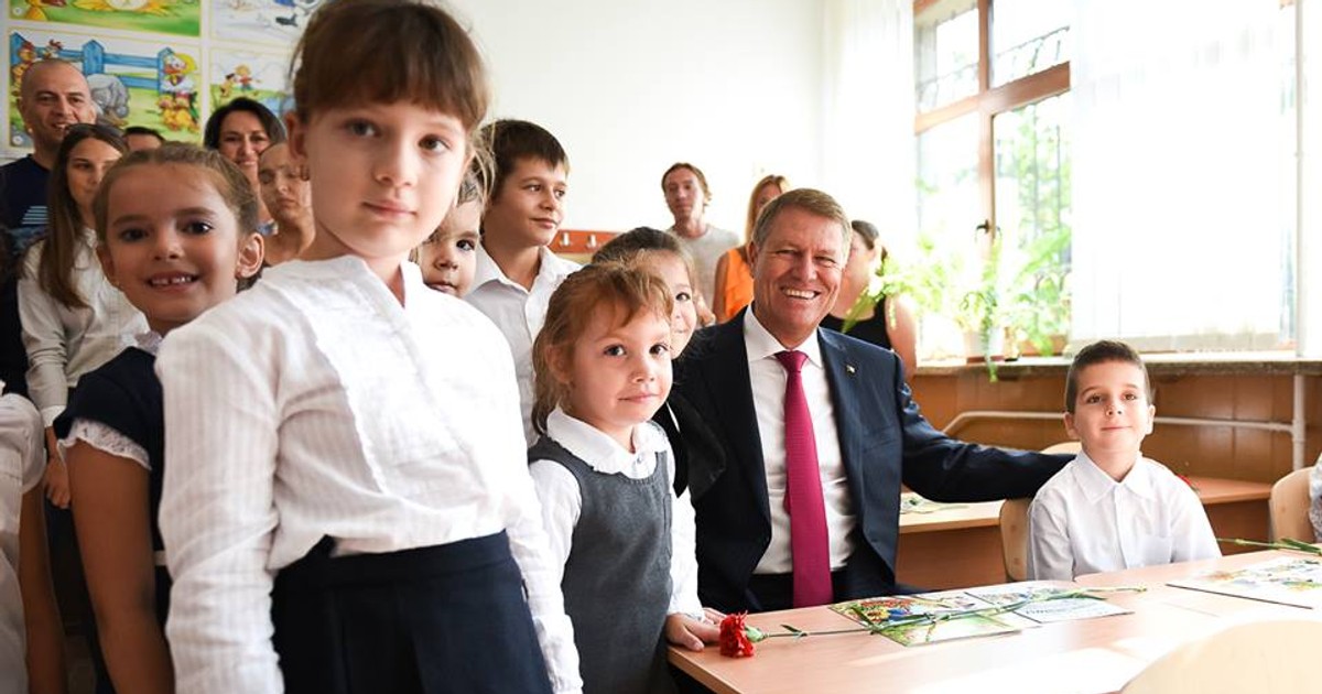 Ziua Mondiala a educatiei, imagine cu Klaus Ioahnnis alalturi de elevi