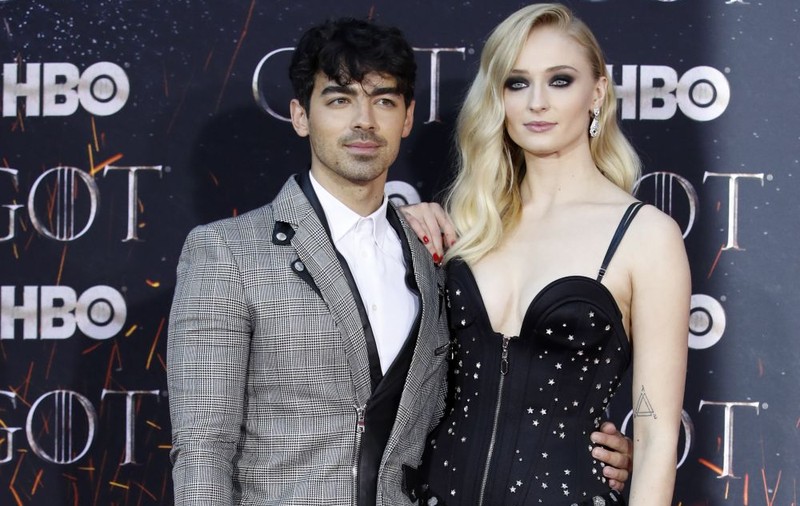 VIDEO | Sophie Turner şi Joe Jonas s-au căsătorit în secret la Las Vegas. Ce ținută a purtat actriţa din Game of Thrones