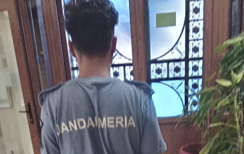Tânăr care purta haine cu însemnele Jandarmeriei și avea o armă, prins la Focșani, la evenimentul dedicat gimnastei Ana Maria Bărbosu
