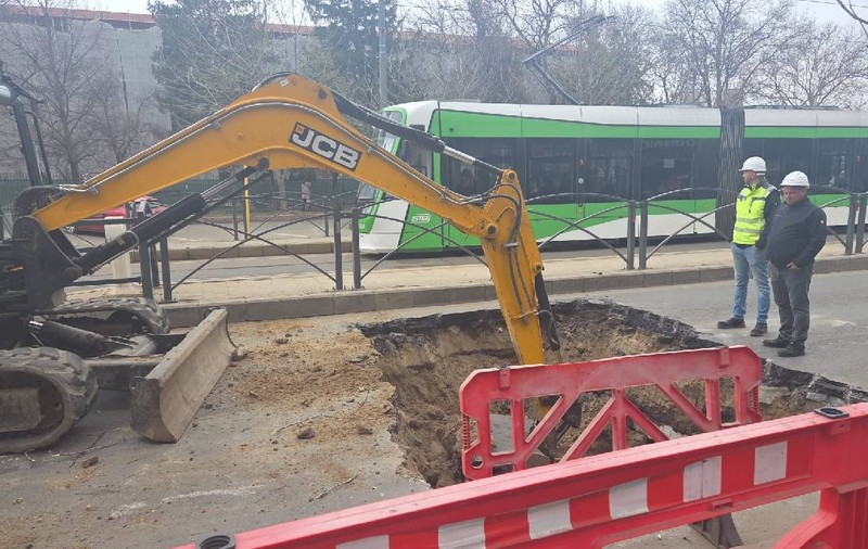 De ce s-a surpat șoseaua pe bulevardul Mihai Bravu din București? Termoenergetica a trimis echipe să intervină