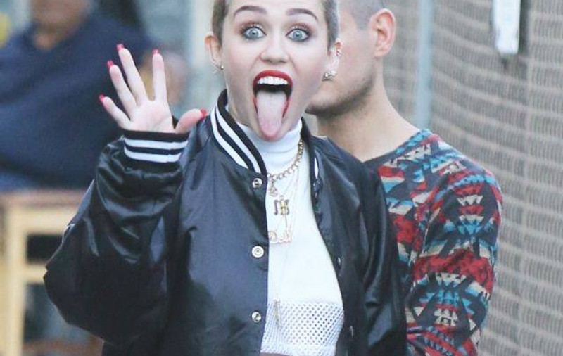HOT DE TOT! Miley Cyrus, GOALĂ, în poala unei blonde fără sutien! FOTO +16
