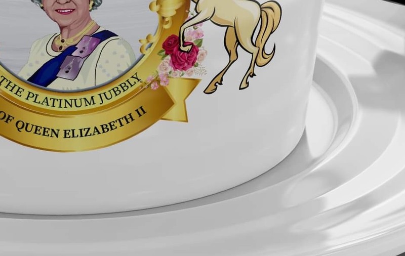 „O mică greșeală”. O companie vrea să vândă 10.000 de pahare și farfurii inscripționate greșit pentru Jubileul de Platină al reginei