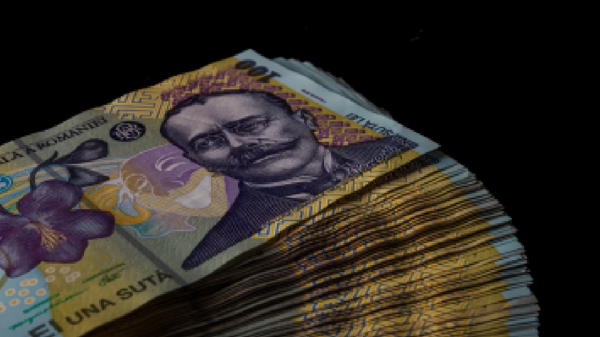 mai multe bancnote de 100 de lei