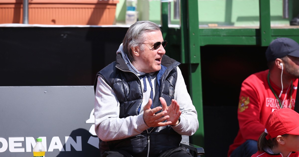 Ilie Nastase, capitanul nejucator al echipei de Fed Cup a Romaniei, a fost trimis in tribune, in timpul meciului Sorana Cirstea - Johanna Konta, al doilea din barajul pentru Grupa Mondiala 2, dupa care a fost evacuat si de acolo, de catre supervizorul partidei, din cauza unor injurii aduse arbitrului de scaun. SPORT PICTURES