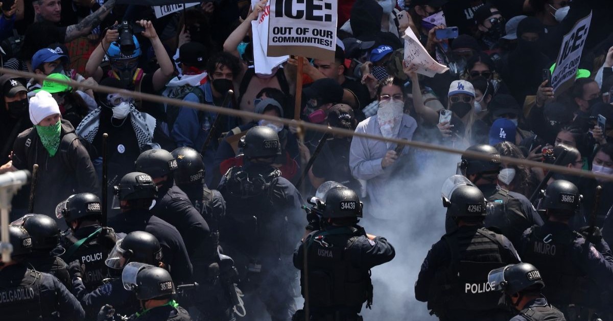8 iunie 2025, Los Angeles, California, SUA, Protestatari cu m[sti si pancarte se ciocnesc cu forțele de ordine inarmate în centrul orașului Los Angeles, în a treia zi de proteste împotriva ICE și politica de imigrare a lui Trump,