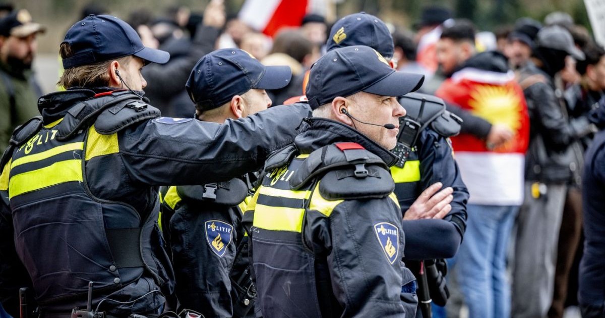 Polițiștii olandez supraveghează o demonstrație organizată la Haga împotriva regimului iranian, 29 ianuarie 2029