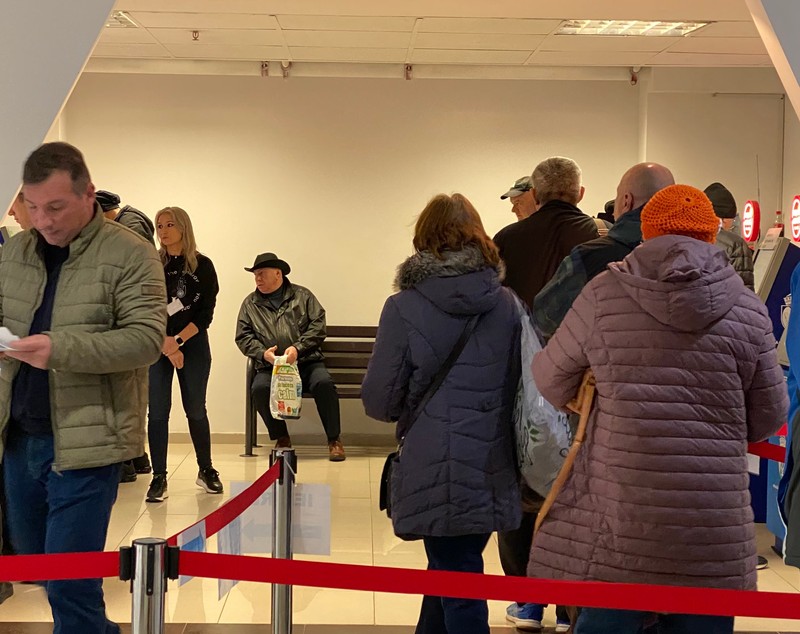 FOTO. Cozi mari la centrele de plată a taxelor, în prima zi lucrătoare din 2024. Dările se pot plăti la stațiile de tip SelfPay, dar și online