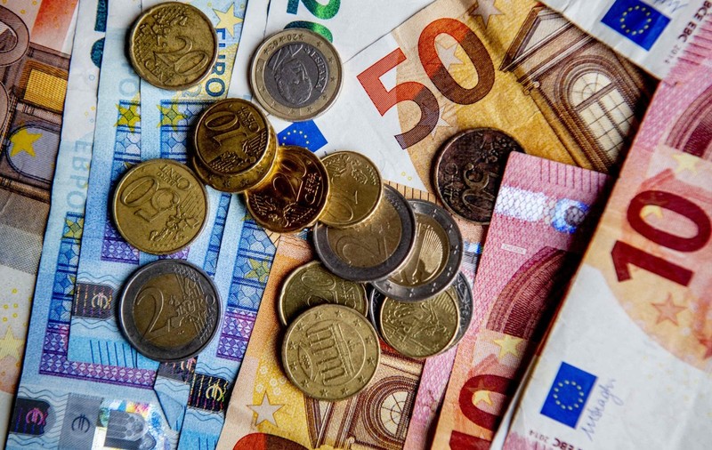 Leul scade în raport cu euro, dolarul și lira sterlină. Cursul BNR, vineri, 19 iunie 2026
